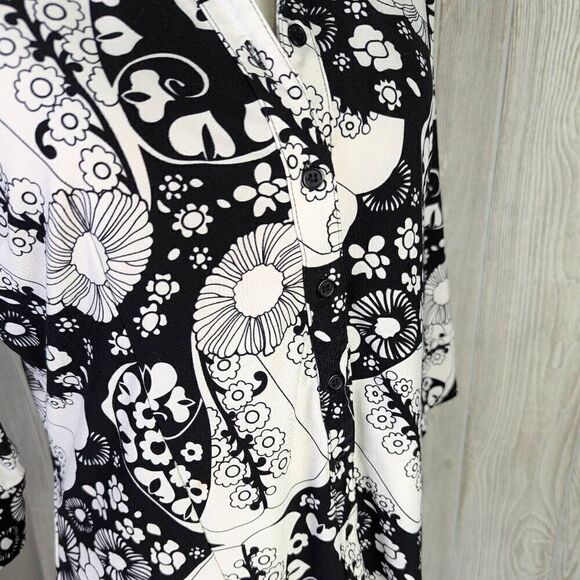 Essentials by Milano Women’s Medium Black White Floral Button Down Blouse Top - Picture 6 of 9
